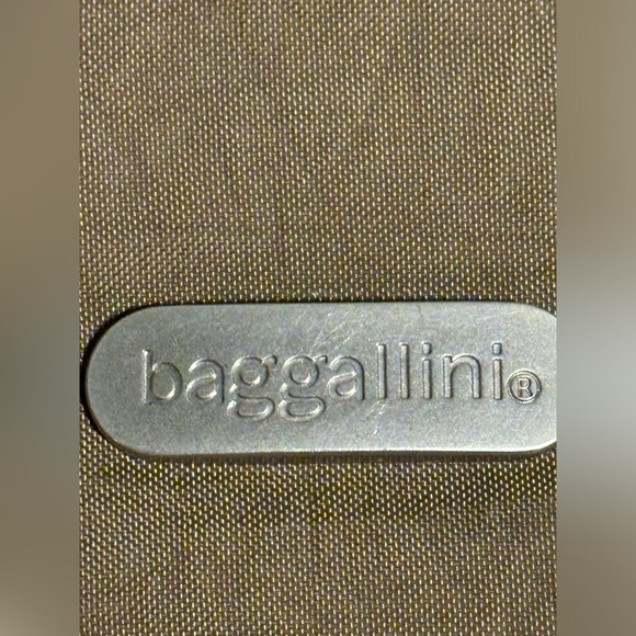 Baggallini olive crossbody bag w/adjustable strap - Picture 3 of 12